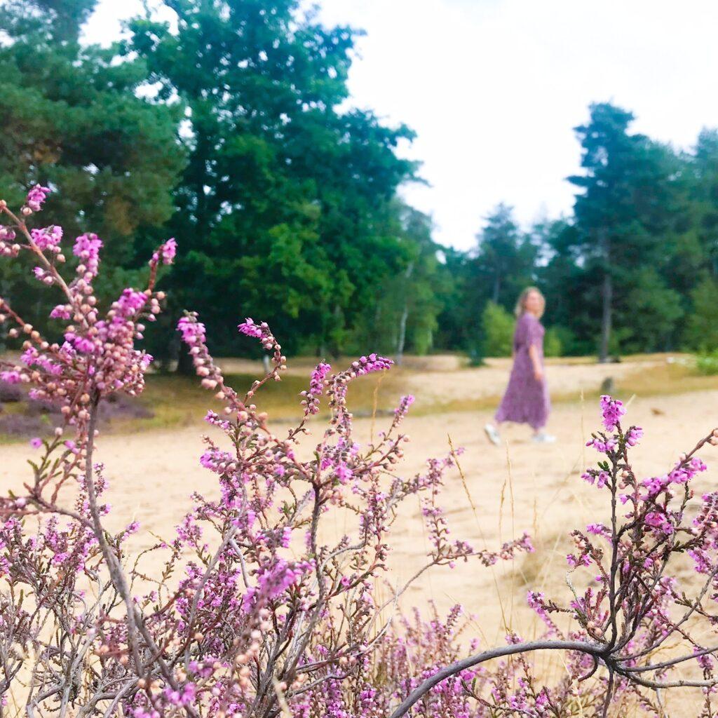 Lois in duinen, reflectie van innerlijke rust, zelfliefde en resultaten van spirituele coaching